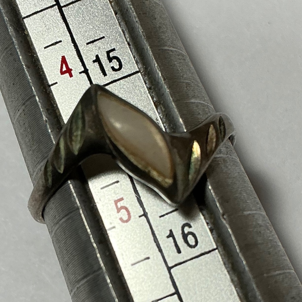 Vintage Sterling Silver Ring with a Mother of Pearl Angle Setting. Size 4.75